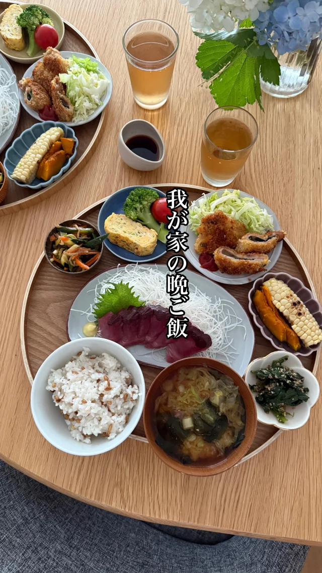 ・
平日の高橋家の晩ご飯♪
大皿から好きなだけ取るスタイルからお盆に各自小鉢にしたら、今まで食べなかった野菜を食べるように！
小鉢に少しだから、食べるかーとなるんだってーー
このスタイルだとどのくらい食べたかわかるから⭕️
#高橋家の晩ご飯
#自己満ご飯
#中学生男子の晩ご飯